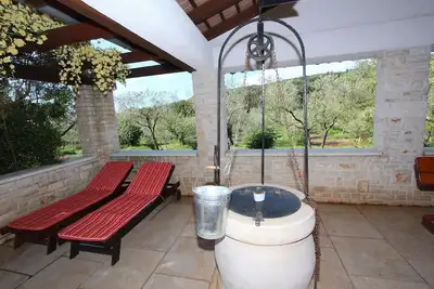 Image de Charmante maison en pierre à usage exclusif avec pelouse, espace barbecue, machine à laver
