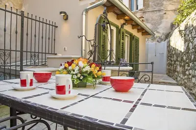 Image de Superbe appartement dans la vieille ville avec terrasse privée, douche extérieure - à seulement 500 mètres de la plage