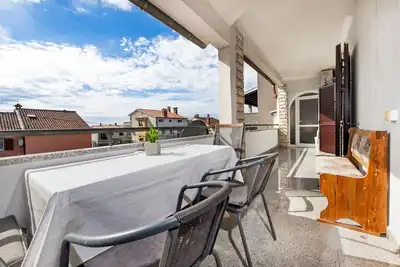 Image de Appartement pittoresque avec grand balcon, espace barbecue et à seulement 15 minutes de la plage