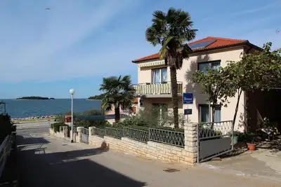 Image de Appartement moderne en bord de mer et à seulement 400 mètres de la plage - à Rovinj