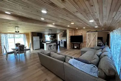 Image de Fly in on a grass runway to a charming 3-bedroom house on a pheasant preserve