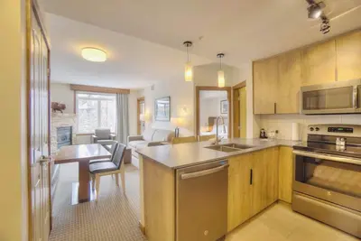 Image de *New* Chic Newly Remodelled | 2 Hot Tubs | Mountain Oasis | Minutes to Banff