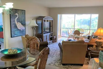 Image de Two bedroom condo on Siesta Key with 2 pools, marina, tennis courts & more!