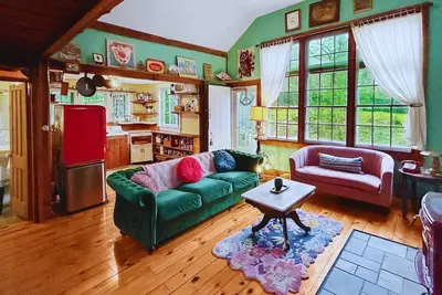 Image de New! Bright and Cheerful Historic Cottage in Woodstock