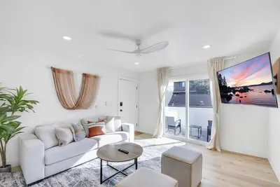 Image de Charming Coastal Retreat Lb 2/2 home 5 Min 2 Beach