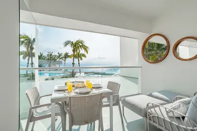 Image de Luxury 1bd Beachfront unit & 8 pools at Harbor 171 1bd Condo for rent in North H
