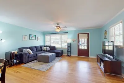 Image de Pet Friendly, 5 bed home for 12 ppl w/ patio, fire pit in Central Wilmington