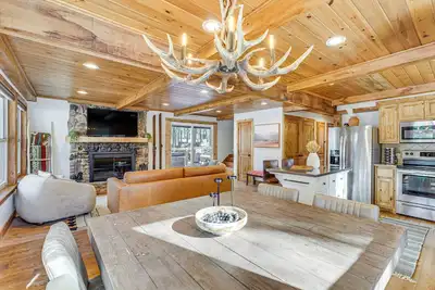 Image de Hot Tub + Fireplace: Cozy Angel Fire A-Frame Cabin