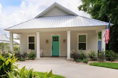 Image de Moondance on Magnolia - the perfect location in Ocean Springs. Walk to downtown!