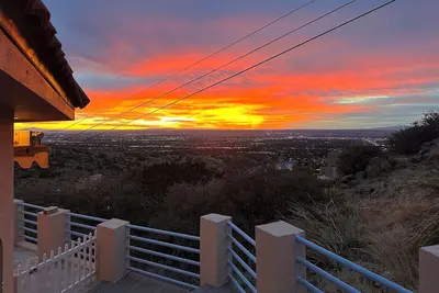 Image de Spacious home with the view of city lights