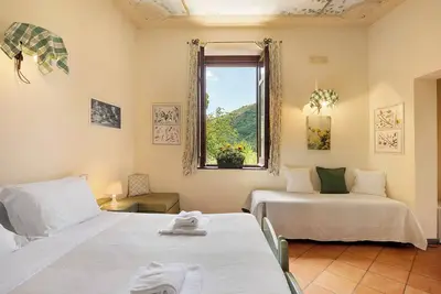 Image de Agriturismo « Chambre quadruple avec vue sur le jardin » avec vue sur les montagnes et climatisation