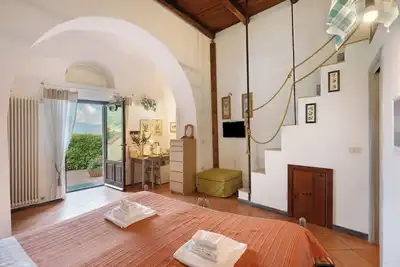 Image de Agriturismo 'Chambre Spacieuse en Agriturismo' avec vue sur les montagnes, piscine commune et Wi-Fi