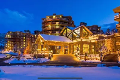Image de Luxury Ski-in Ski-out Park City villa sleeps up to 8 guests in premier resort.