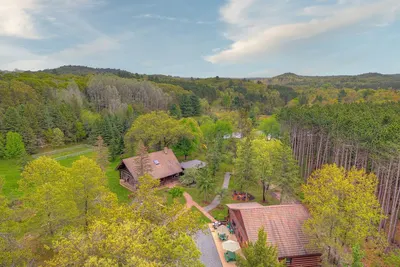 Image de Whispering Pines/170-Acre Retreat-Pond & Game Room