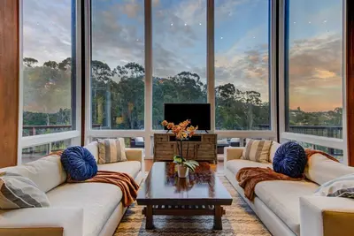Image de 6bd\/4ba Hilltop Home w\/Hot Tub, Billiards & Views!