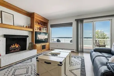 Image de Large Cottage with Sunset Views on Burt Lake!