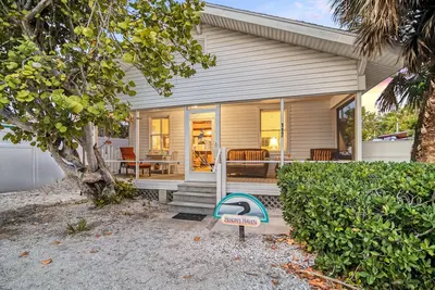 Image de Pelicans Place | Your Family Beach Getaway Steps from Siesta Key Beach & Village
