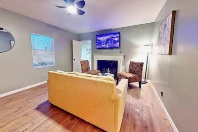 Image de 3-bedroom house in nice Tulsa with WiFi, Ac