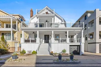 Image de Luxury Beach Block Home w/ Ocean Views - Sleeps 20