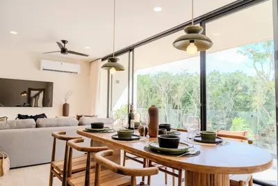 Image de Samsara Luxe 2Bdr Condo, Jaguar Park Experience & Rooftop Pool