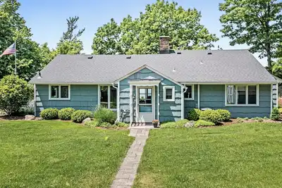 Image de Fletcher Cottage: near Grand Haven's beautiful beaches.