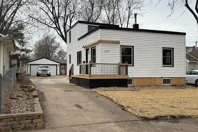 Image de Updated modern style home! Walk to Avera and close to Downtown. 2 Car Garage
