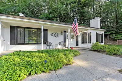 Image de Hillside Cottage- Great Vacation Rental with Private Pool