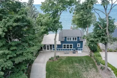 Image de Lake Michigan Beach Cottage - beach access and stunning views.