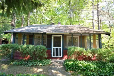 Image de North Red, a cozy 2-bedroom condo in the heart of Holland, Mi, perfect for up to 6 guests.