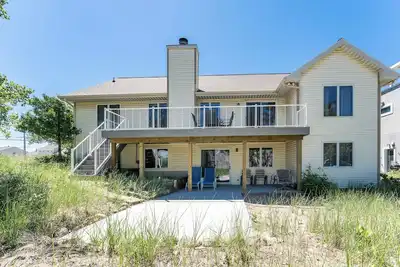Image de Experience lakeside luxury at Sunset Cove, a spacious 5-bedroom home