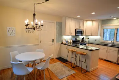Image de Lakeshore Hideaway: Spacious 4-Bedroom Retreat