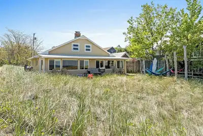 Image de Serenity Beach, just steps from the beautiful shores of Lake Michigan.