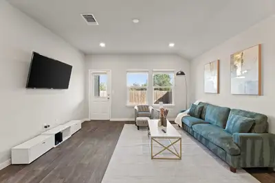 Image de Luxury Furnished Home with Smart System, Private Yard, 20 Mins to Austin #42153