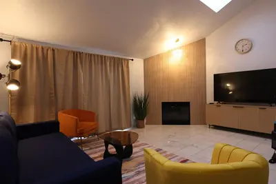 Image de Charming and Trendy 2-bedroom condo for shopping and entertainments.