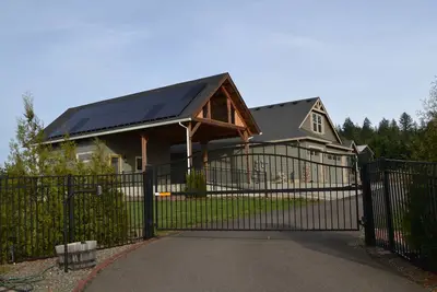 Image de Unique Cabin with family size living & huge covered deck area