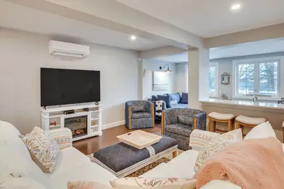 Image de 1 Mi to Drakes Island Beach: Cottage w/ Deck!