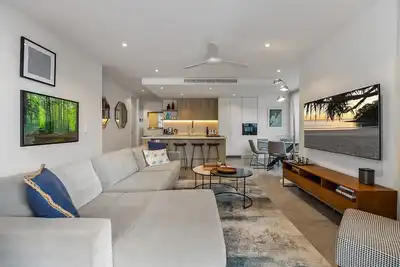 Image de Coastal Bliss: 3-Bedroom Retreat with Pool