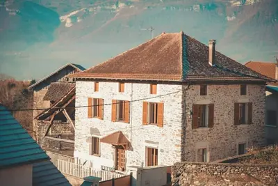 Image de Gîte situé entre lac et montagne, proche de petite ville touristique.