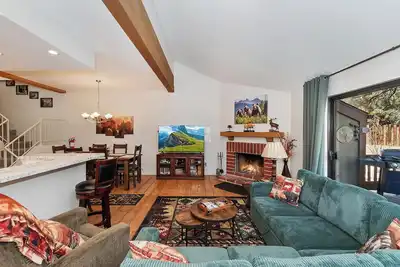 Image de Bearfoot by the Bay By Destination Big Bear: Cozy Mountain 3 Bed Condo! Community Tennis Courts! Hot Tub & Seasonal Pool! Close to Big Bear Marina’s & Village!