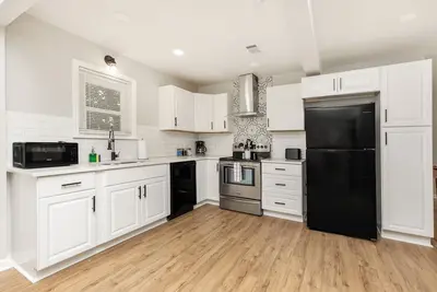 Image de AtHome+1 Stay | Roomy 3 Bedroom | Fenced Backyard