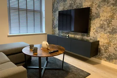 Bright 1 Bedroom Apartment, 5 minutes from City Centre.