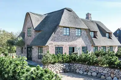 Image de Luxurious semi-detached house in Wenningstedt with large garden, fireplace and sauna.