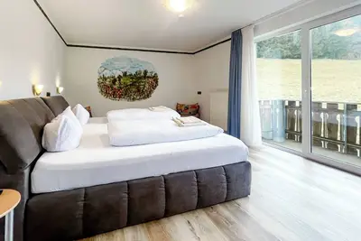 Image de Comfortable and versatile room -perfect for relaxation, work and exchange