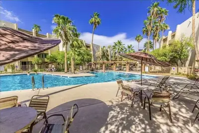 Image de Renovated Condo with Pool, Spa, & Gym access