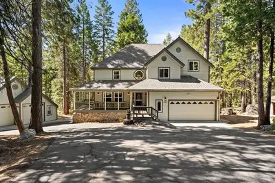 Image de This house is a 4 bedroom(s), 2. 5 bathrooms, located in Shaver Lake, Ca.
