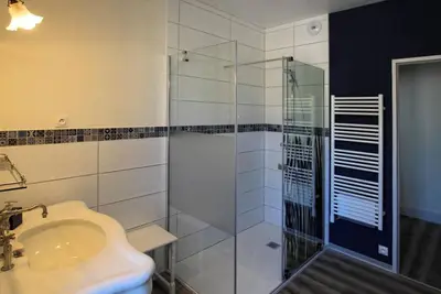 Image de Grande chambre à louer avec salle d'eau privée