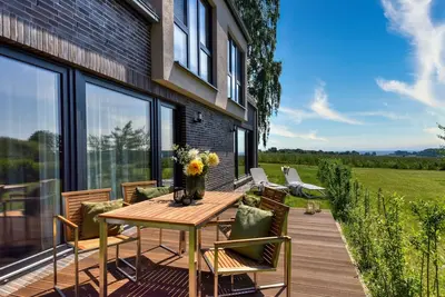 Image de House half brick quarter west with sauna, fireplace and wonderful water view!