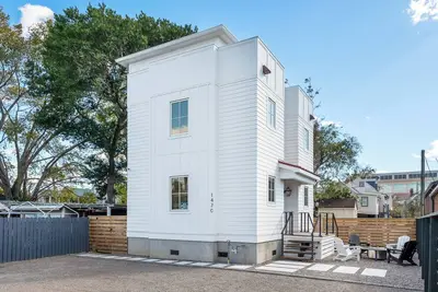 Image de Veranda Nest In Secluded area of Charleston