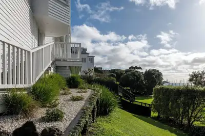 Image de Breathtaking views over Westhaven Marina and Auckland City skyline