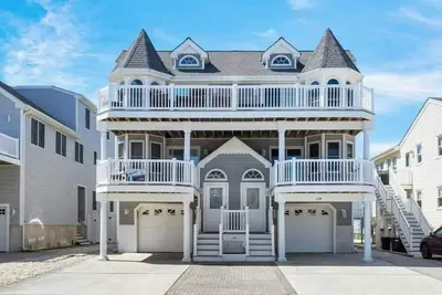 Image de one block from beach sleeps 11 4 Bedroom with a Bonus